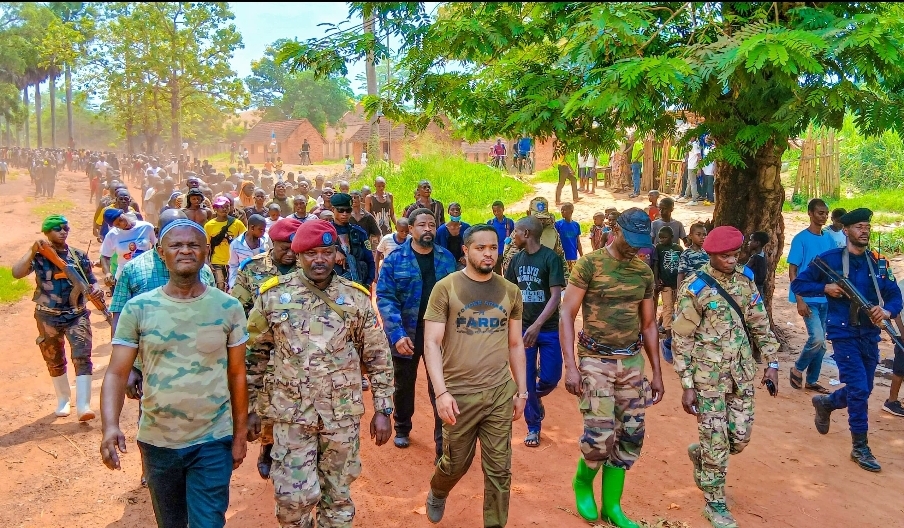 Bas-Uélé/Mike-David Mokeni rehausse le moral des jeunes filles et garçons enrôlés au sein de l’armée et transmet le message du Cmdt Suprême