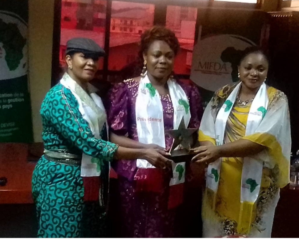 RDC / Concours panafricain « Nyota Africa Femmes de Valeurs « , Mamie Mujanyi remporte le trophée, les femmes de la G.O motivées