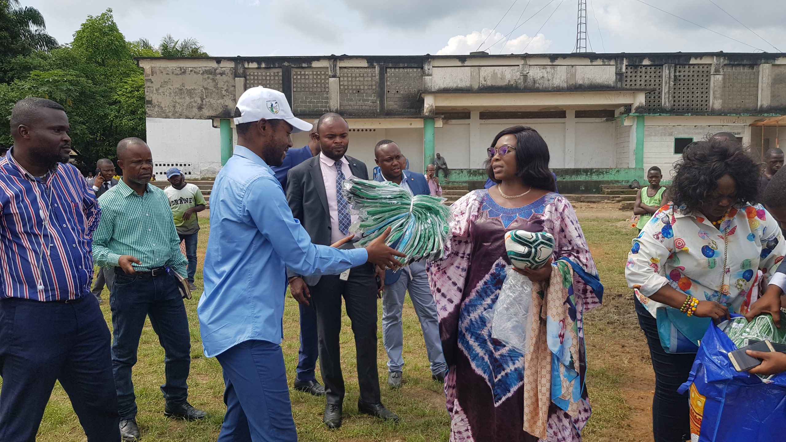 Kisangani – sports / Coup d’œil de la Ministre Yollande Ebongo sur la jeunesse, le TS Malekesa doté d’équipements