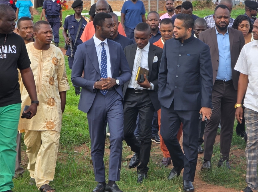 Buta/Mike-David Mokeni accompagne la délégation du FRIVAO lors de la visite des sites vandalisés par les Ougandais